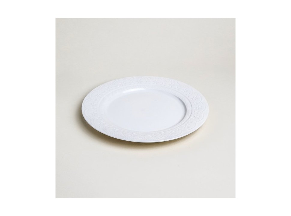 Platos blancos diferentes tipos de platos de cerámica blanca con diferentes  formas sobre un fondo blanco.