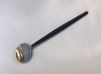 Cuchara de Mesa Plateada Con Mango Negro x1